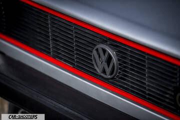 detail, grille close-up with red accent