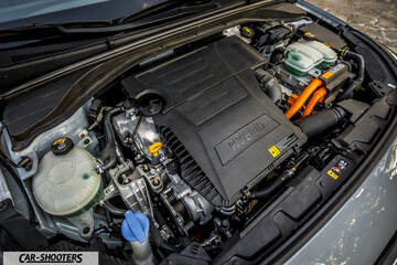 Hyundai Ioniq – engine bay, hybrid engine cover