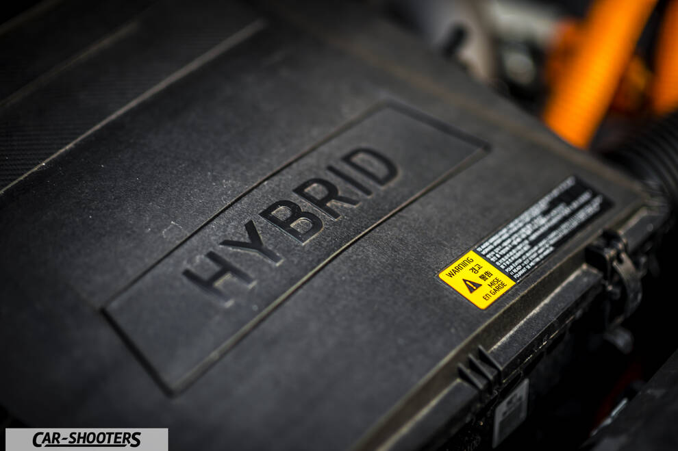 Hyundai Ioniq – engine bay, hybrid engine cover close-up