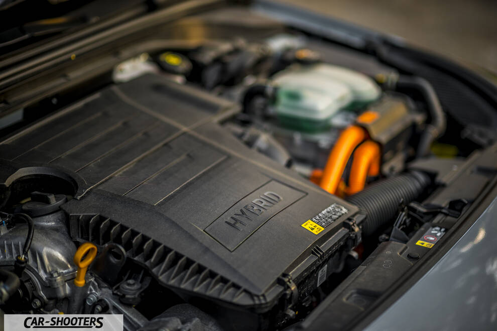 Hyundai Ioniq – engine bay, hybrid engine cover close-up