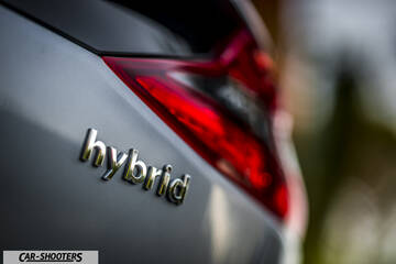 Hyundai Ioniq – detail, hybrid badge close-up