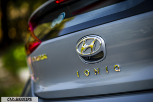 Hyundai Ioniq – detail, rear badge close-up