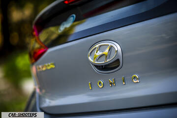 Hyundai Ioniq – detail, rear badge close-up