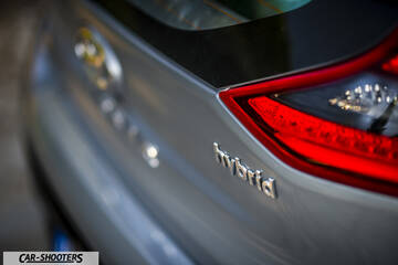Hyundai Ioniq – detail, taillight and hybrid badge close-up