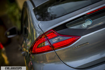 Hyundai Ioniq – rear three-quarter, silver rear taillight close-up