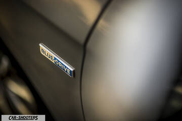 Hyundai Ioniq – detail, blue drive badge close-up
