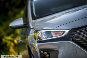 Hyundai Ioniq – detail, headlight and grille close-up