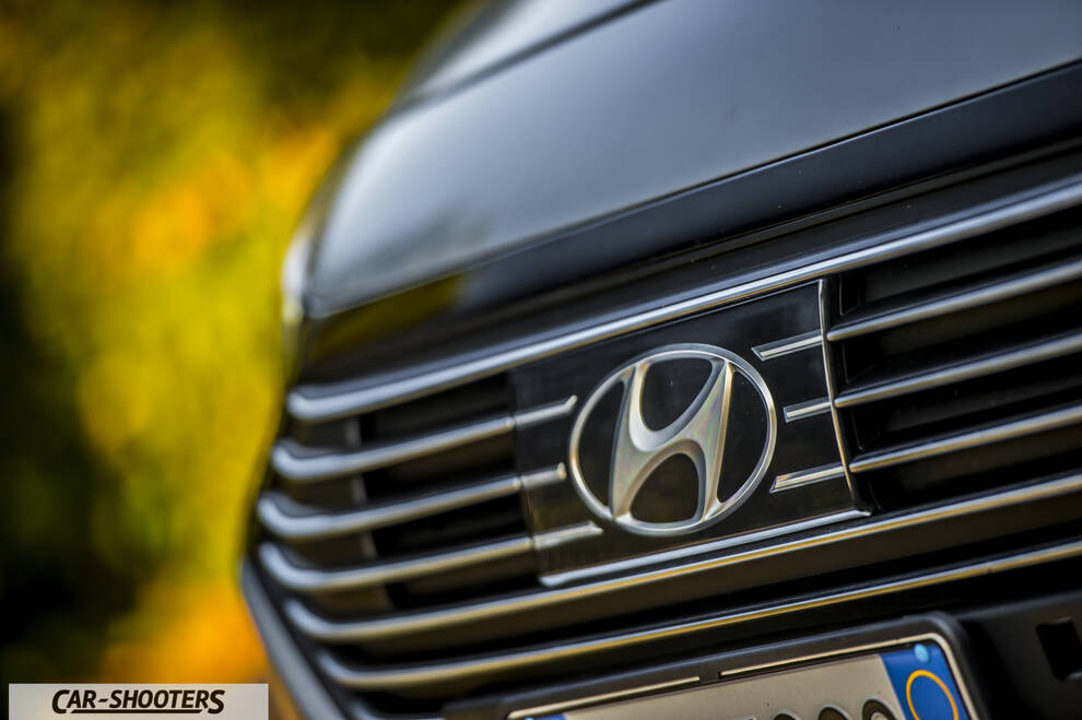 Hyundai Ioniq – detail, front grille badge close-up