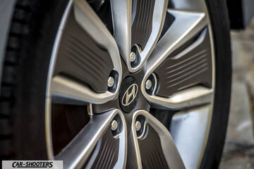 Hyundai Ioniq – detail, alloy wheel close-up