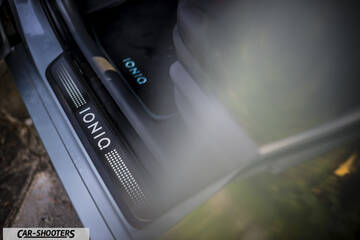 Hyundai Ioniq – detail, illuminated door sill plate
