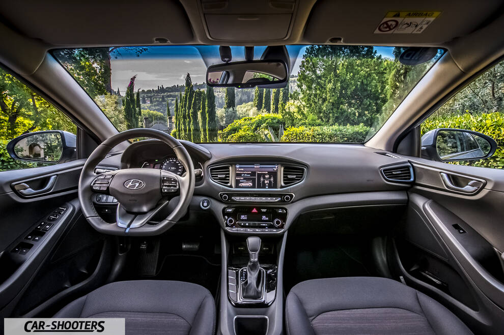 Hyundai Ioniq – dashboard, view from inside showing landscape