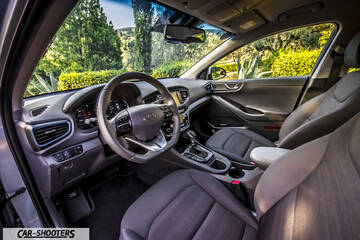 Hyundai Ioniq – interior, fabric front seats and dashboard