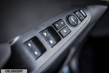 Hyundai Ioniq – detail, door control panel buttons