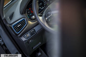 Hyundai Ioniq – dashboard, blue accented air vent