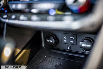 Hyundai Ioniq – detail, usb and aux ports close-up