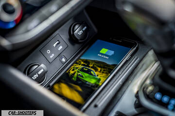 Hyundai Ioniq – interior, wireless charging pad with smartphone