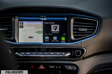 Hyundai Ioniq – dashboard, touchscreen infotainment display