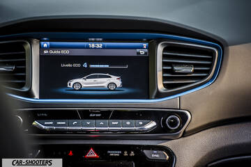 Hyundai Ioniq – dashboard, infotainment screen showing eco driving display