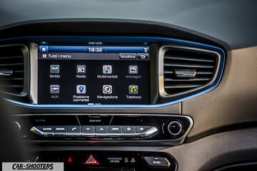 Hyundai Ioniq – dashboard, infotainment display and air vents