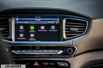 Hyundai Ioniq – dashboard, touchscreen infotainment system