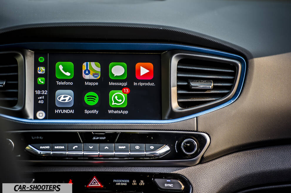 Hyundai Ioniq – dashboard, touchscreen infotainment display