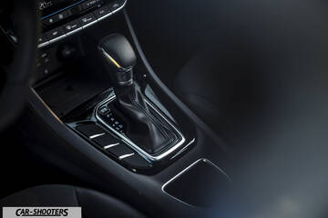 Hyundai Ioniq – interior, gear shifter and center console
