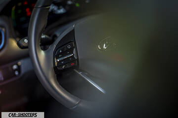 Hyundai Ioniq – dashboard, steering wheel close-up