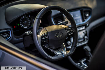 Hyundai Ioniq – dashboard, leather steering wheel with controls