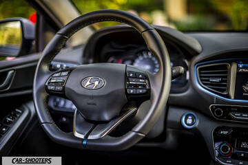 Hyundai Ioniq – dashboard, leather steering wheel and dashboard