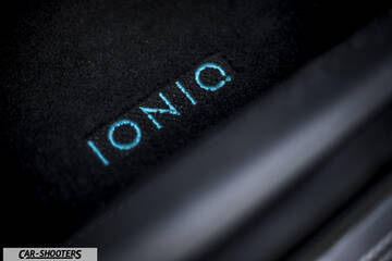 Hyundai Ioniq – detail, embroidered floor mat detail