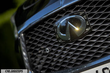 Infiniti Q60 – detail, grille and emblem close-up