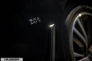 Infiniti Q60 – detail, alloy wheel and badge close-up