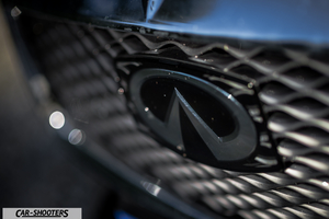 Infiniti Q60 – detail, grille badge close-up