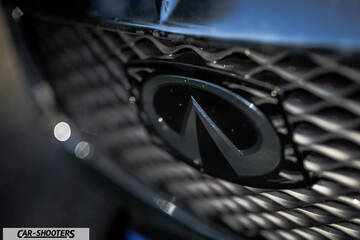 Infiniti Q60 – detail, grille badge close-up