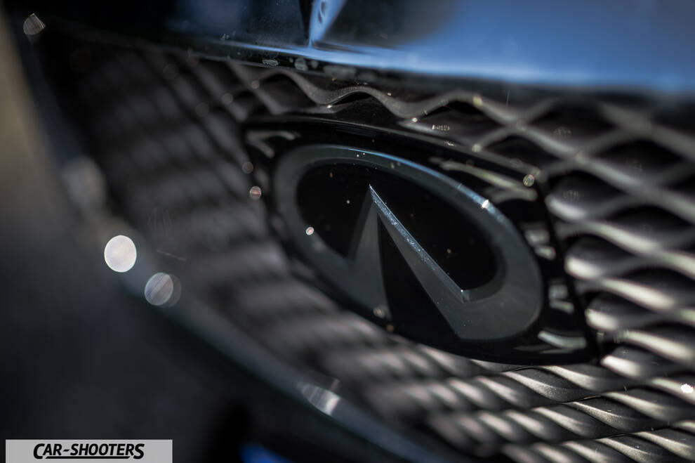 Infiniti Q60 – detail, grille badge close-up