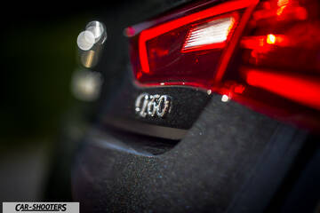 Infiniti Q60 – detail, taillight and badge close-up