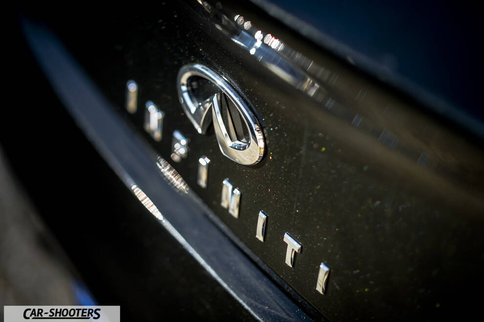 Infiniti Q60 – detail, rear badge close-up