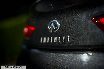 Infiniti Q60 – detail, rear badge close-up