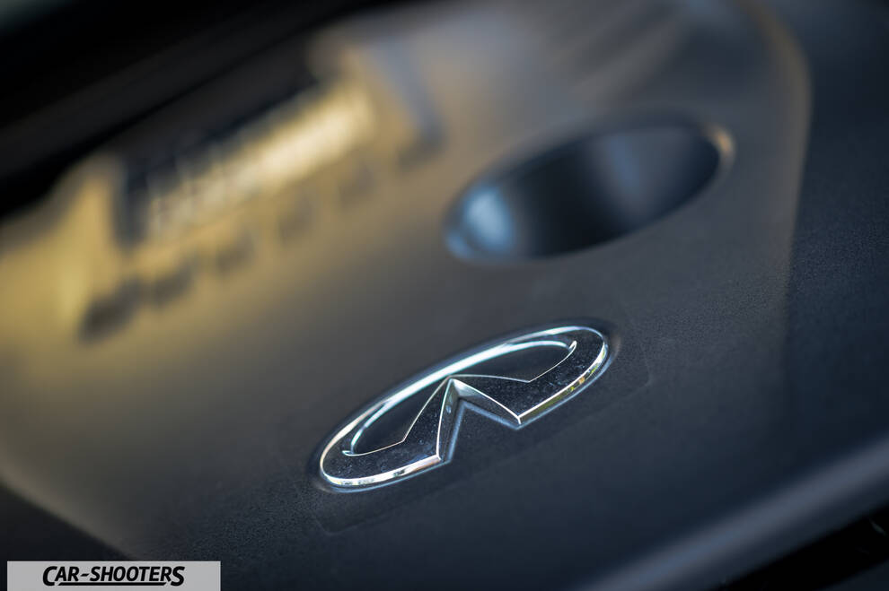 Infiniti Q60 – engine bay, engine cover with logo