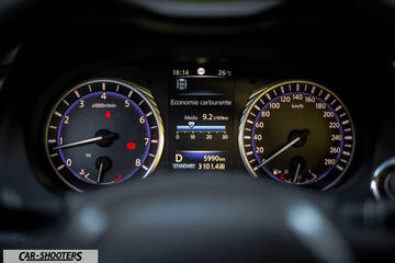 Infiniti Q60 – dashboard, analog instrument cluster