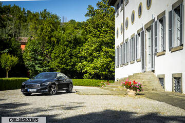Infiniti Q60 – front three-quarter, black parked on a gravel driveway