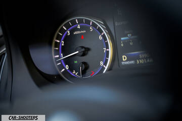 Infiniti Q60 – dashboard, analog instrument cluster