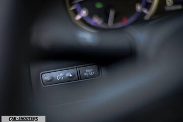 Infiniti Q60 – dashboard, trip reset and dashboard illumination buttons