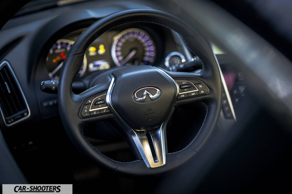 Infiniti Q60 – dashboard, leather steering wheel close-up