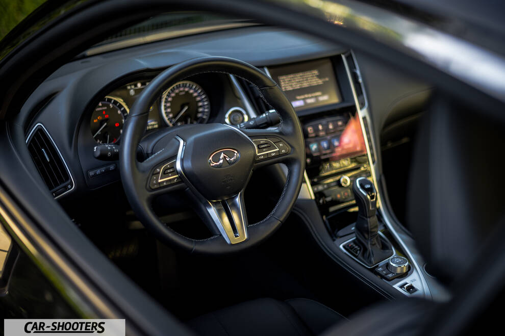 Infiniti Q60 – dashboard, modern dual screen console
