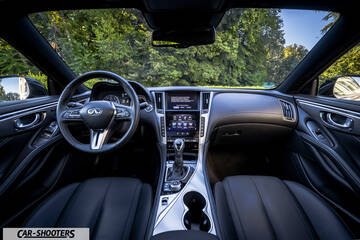 Infiniti Q60 – dashboard, leather front seats