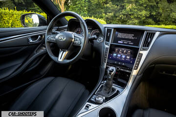 Infiniti Q60 – dashboard, dual touchscreen center console