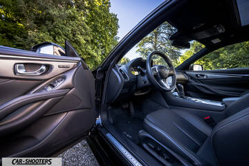 Infiniti Q60 – interior, leather front seats