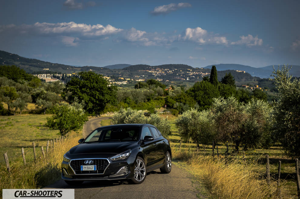 Hyundai I30 Fastback – front three-quarter, black on a country road