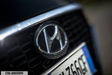 Hyundai I30 Fastback – detail, front grille emblem close-up